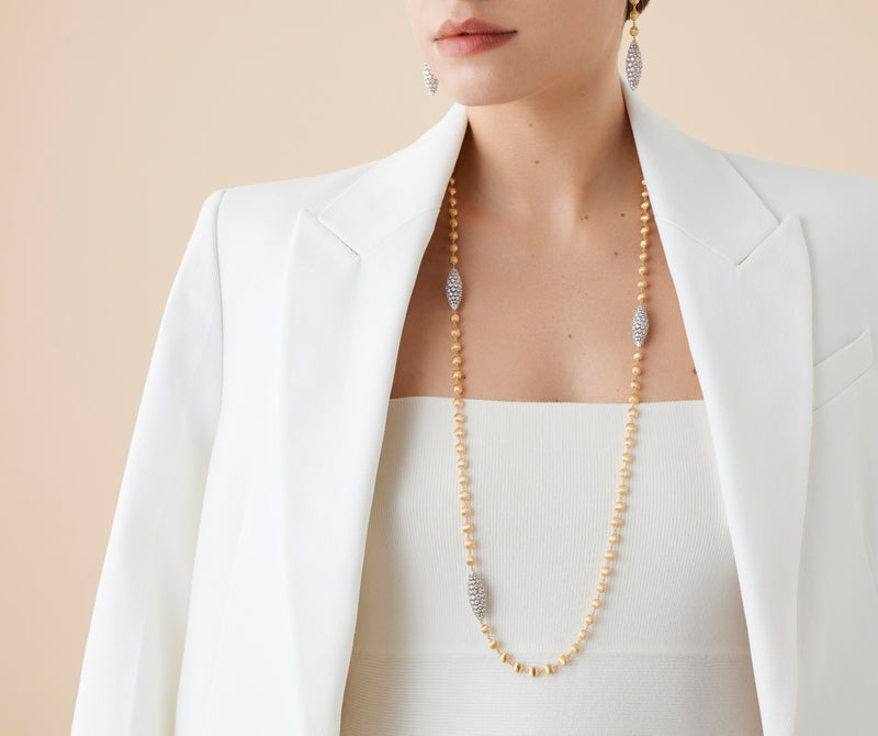 AFRICA ALTA 
Collana lunga in oro giallo con sfere ed elementi in pavé di diamanti